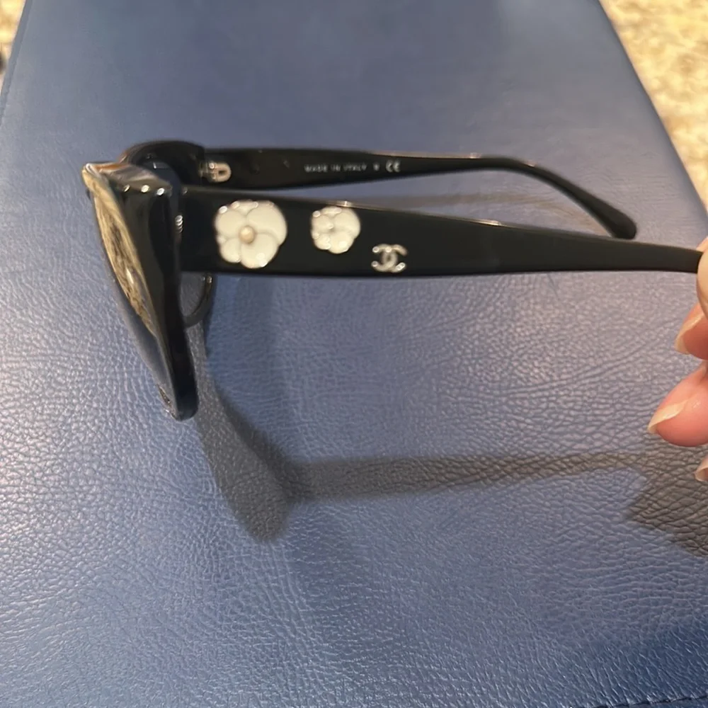 Chanel classy black sunglasses - Picture 3 of 3